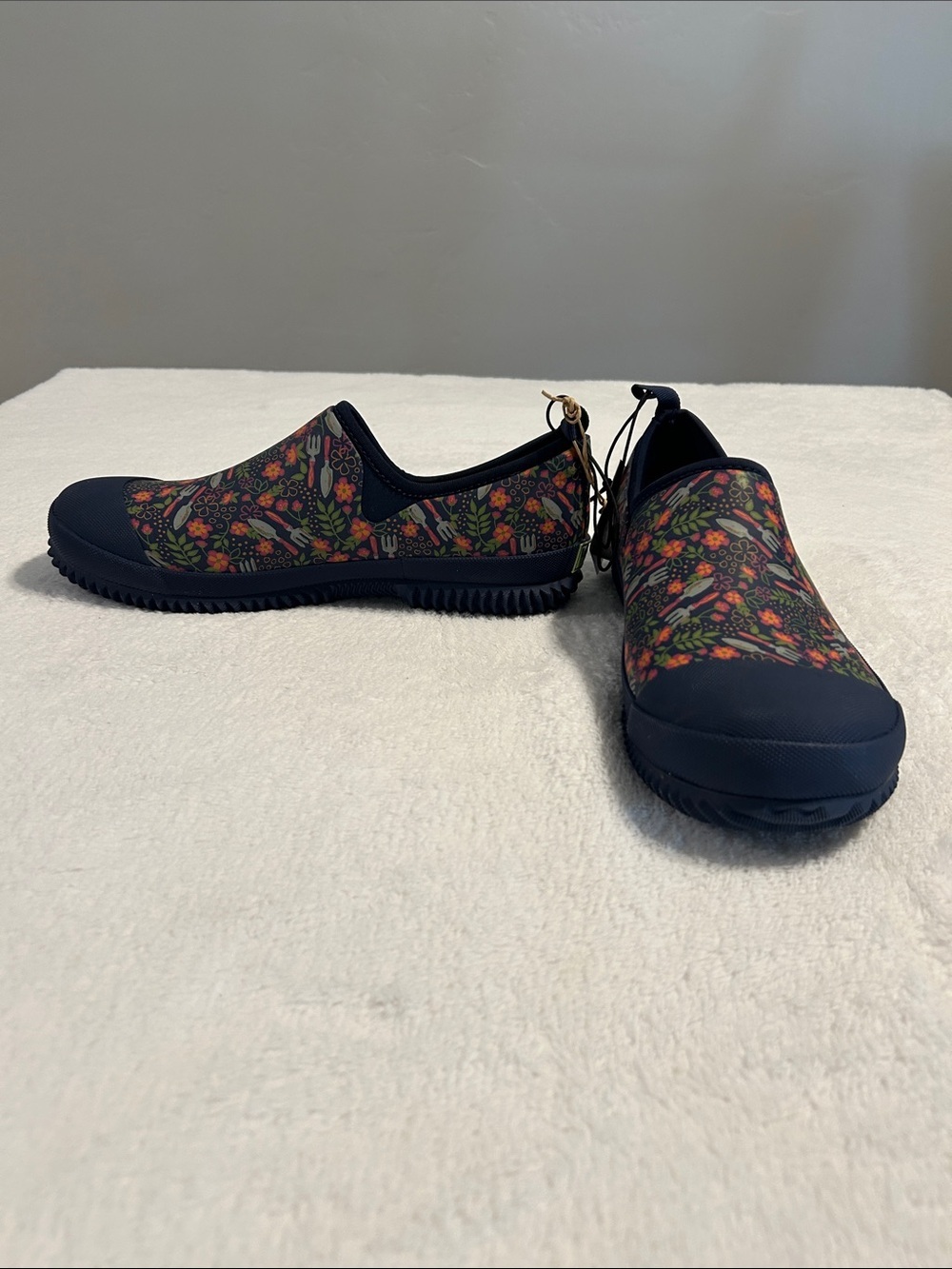 Western Chief Navy Floral & Cactus Slip-On Moccasins. Garden tools - Picture 7 of 11